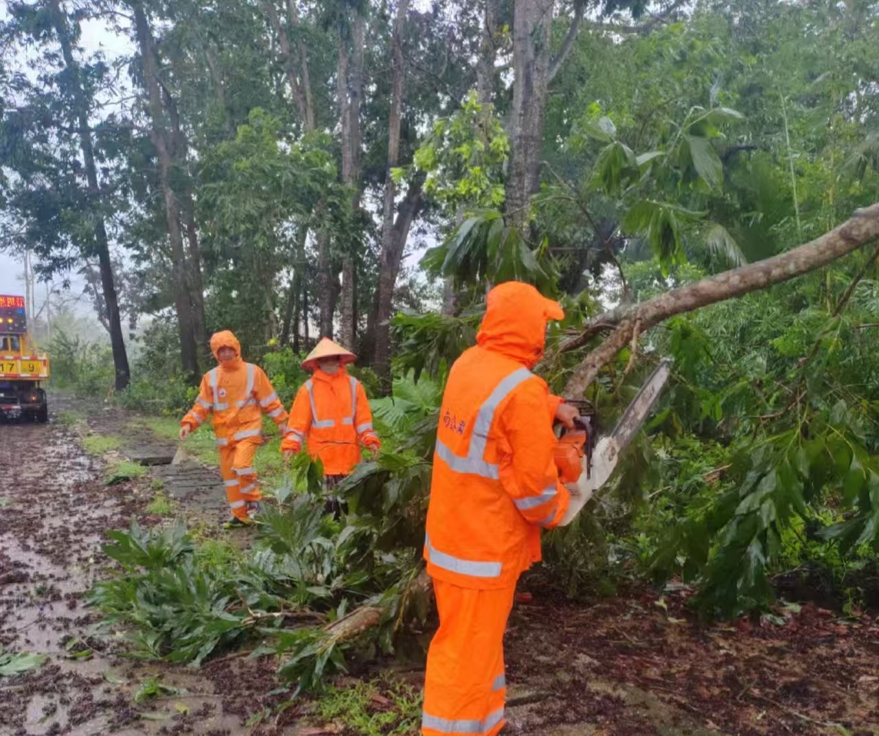 全力以赴当好铺路石，众志成城保通保畅——高速养护人在风雨中的坚守与担当