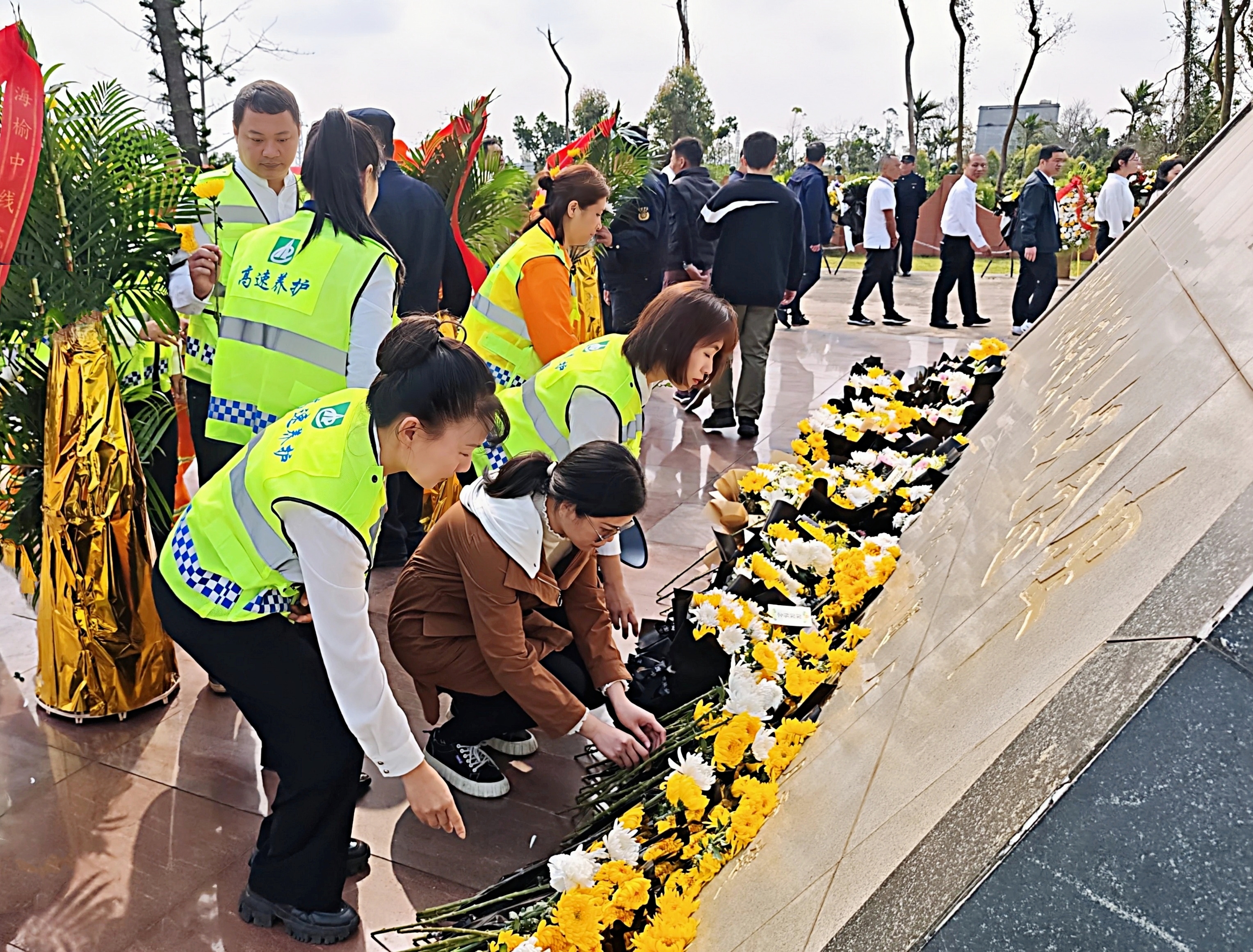 海南高速养护公司海口分公司开展“清明缅怀先烈·传承筑路精神”主题活动